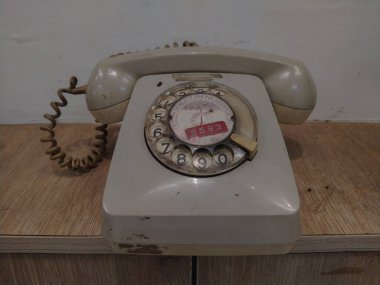 Batı Borneo, Endonezya, Eylül 2022: ahşap bir masa üzerindeki eski model telefon. bir retro fotoğraf.