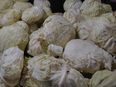Geleneksel pazarda satılmaya hazır beyaz lahana yığını.