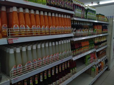 Pontianak-Endonezya, Ekim 2022: Süpermarket raflarına konmuş şurup