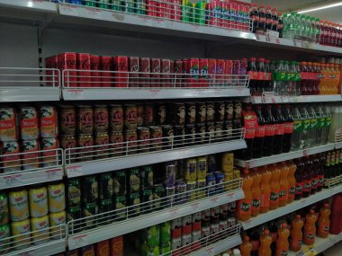 Pontianak-Endonezya, Ekim 2022: Süpermarketlerde alkolsüz içecekler satılıyor