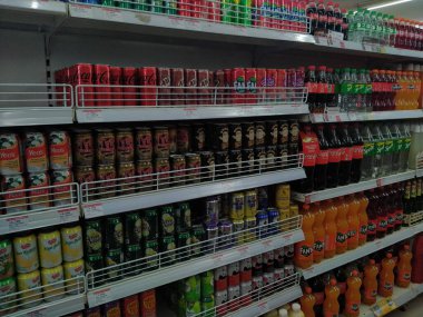 Pontianak-Endonezya, Ekim 2022: Süpermarketlerde alkolsüz içecekler satılıyor