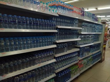 Pontianak-Endonezya, Ekim 2022: Süpermarketlerde şişe su satıldı