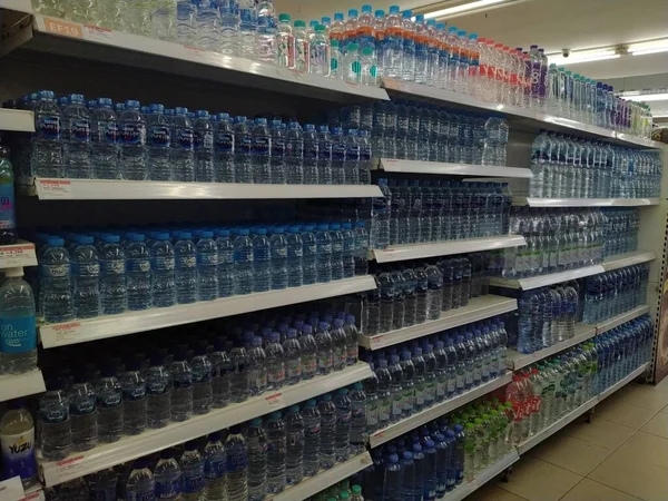 Pontianak Indonesia September 2022 Mineral Water Arranged Properly Supermarket Shelves — 图库照片