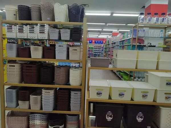 인도네시아 2022 슈퍼마켓에서 판매되는 플라스틱 바구니 — 스톡 사진