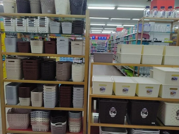인도네시아 2022 슈퍼마켓에서 판매되는 플라스틱 바구니 — 스톡 사진