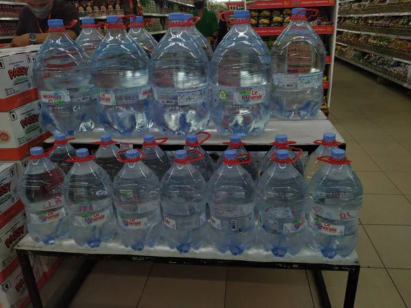 Pontianak Indonesia Setembro 2022 Água Mineral Ordenadamente Disposta Prateleiras Supermercado — Fotografia de Stock