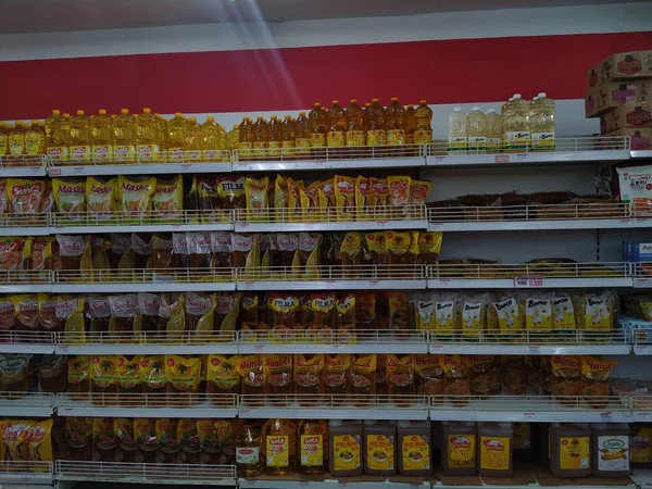 2022年10月ポンティアナック インドネシア スーパーマーケットの棚に積み上げられた食用油 — ストック写真