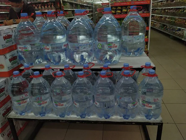Pontianak Indonesia Setembro 2022 Água Mineral Ordenadamente Disposta Prateleiras Supermercado — Fotografia de Stock