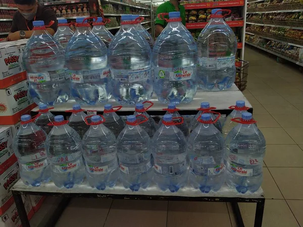 Pontianak Indonesia September 2022 Mineraalwater Netjes Schappen Van Supermarkt — Stockfoto