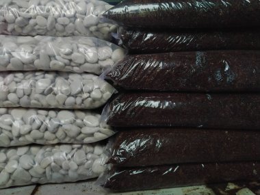 Taş ve toprak gübresi düzgünce düzenlendi ve satılmaya hazır.