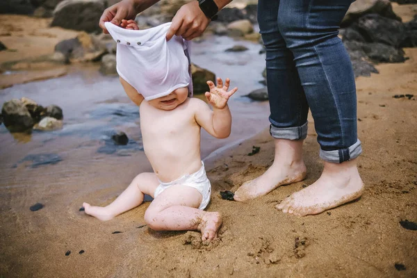 Bambino Suo Bambino Sulla Spiaggia — Foto Stock