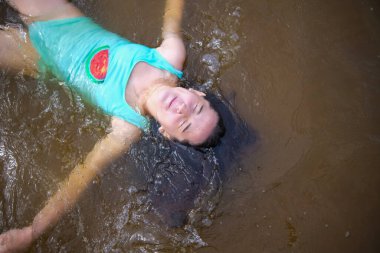 Sudaki genç kadın.