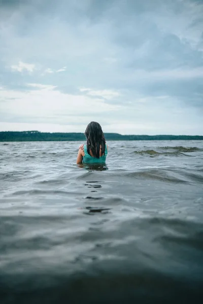 Giovane Donna Vestita Nero Con Una Tavola Surf Sulla Spiaggia — Foto Stock