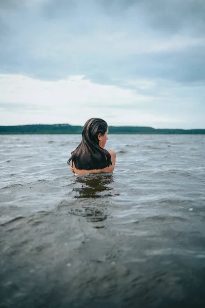 Giovane Donna Costume Bagno Nero Posa Sulla Spiaggia — Foto Stock