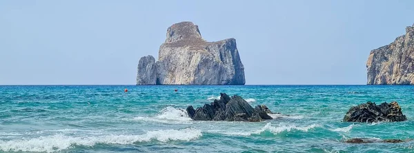 Şeker somunu adası, güzel manzara, rötuşlanmış renkler. Pankart.