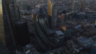 Londra şehri alacakaranlıkta gökyüzünden Londra 'nın ufuk çizgisini gösteriyor. LOG 'da yüksek kaliteli 4k görüntü.