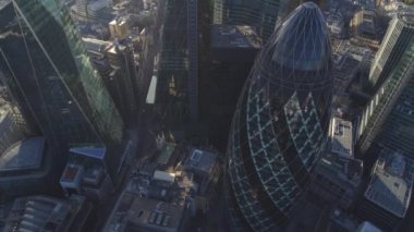 Londra şehri alacakaranlıkta gökyüzünden Londra 'nın ufuk çizgisini gösteriyor. LOG 'da yüksek kaliteli 4k görüntü.