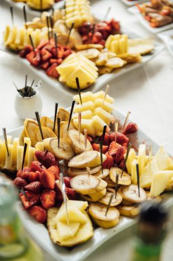 Sandviç, kanepe ve kekler festival masasında. Çok çeşitli atıştırmalıklar.