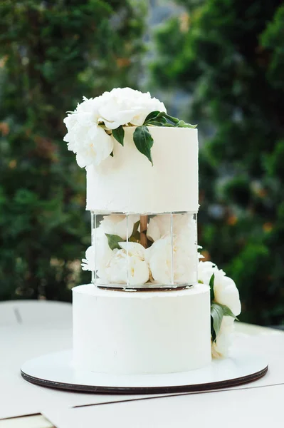 Γαμήλια τούρτα κοντά στην αψίδα για την βραδυνή τελετή — Φωτογραφία Αρχείου