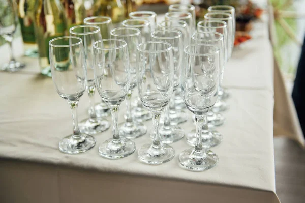 Copas de champán en el banquete, vino espumoso blanco en copas de vino, humor festivo — Foto de Stock