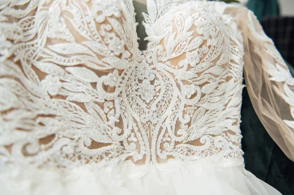 Gyönyörű divatos elegáns, drága luxus esküvői ruha, közelkép részletek — Stock Fotó
