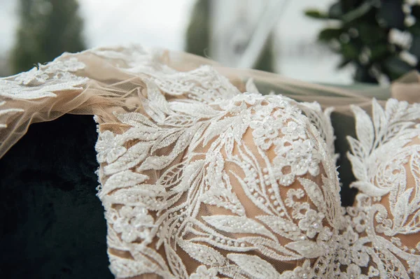 Bonito elegante elegante vestido de noiva de luxo caro, detalhes de close-up — Fotografia de Stock