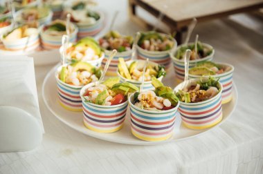 Soğuk atıştırmalıklar, et ve salatalarla dolu açık büfe masası.