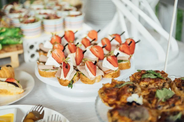 Шведський стіл прийому їжі з холодними закусками, м'ясом та салатами — стокове фото