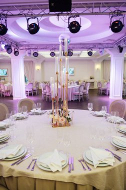 Çatal bıçakla süslenmiş ziyafet masası. Şölen salonunda düğün dekorasyonu..