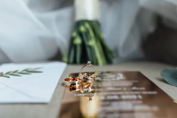 Detalles de la boda planas. Invitación de boda y papel de pergamino. Frasco con fragancia. Ramo simple — Foto de Stock