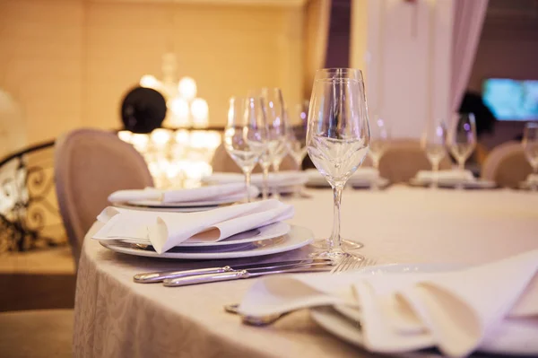 Banket versierde tafel, met bestek. Bruidsdecor in de feestzaal. — Stockfoto