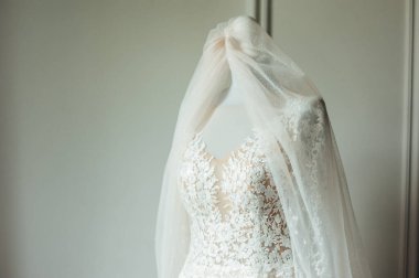 Şık gelinlik bir mankene giyilir. Gelin giymeye hazır.