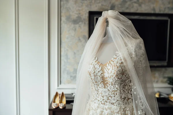 A Chic esküvői ruha egy próbababán van. A menyasszony készen áll viselni. — Stock Fotó