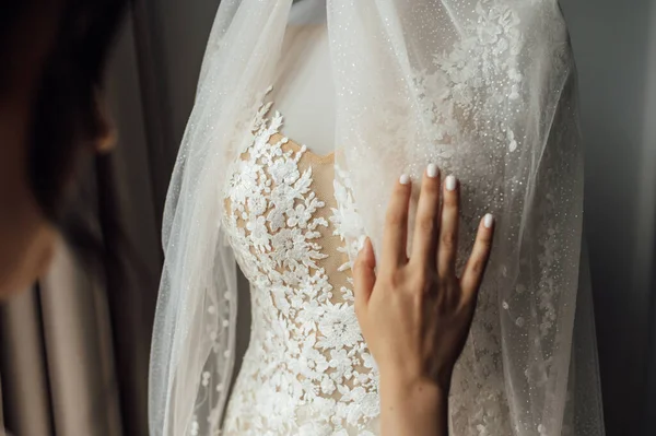 Robe de mariée chic est porté sur un mannequin. La mariée est prête à le porter. — Photo