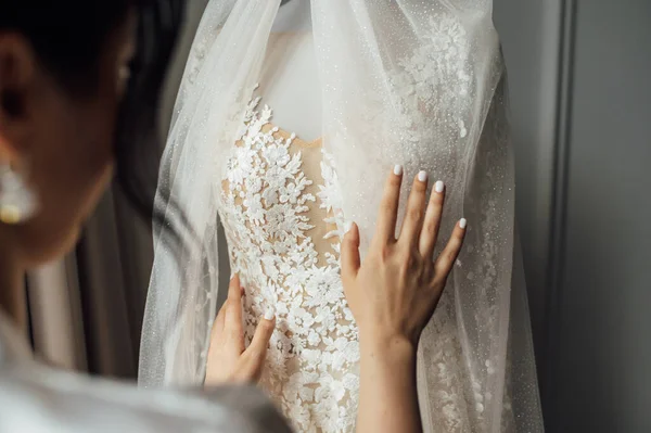 Robe de mariée chic est porté sur un mannequin. La mariée est prête à le porter. — Photo