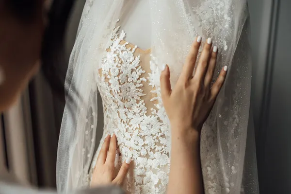A Chic esküvői ruha egy próbababán van. A menyasszony készen áll viselni. — Stock Fotó
