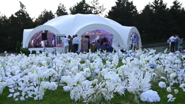 Bir düğün için bir çadır altında güzel ziyafet salonu. — Stok video