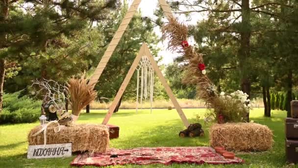 Arco de boda para la ceremonia en un estilo rústico. — Vídeos de Stock