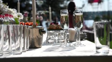 Açık büfe masasında şampanya standı