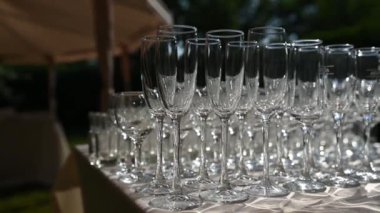 Şölen masasında duran kristal şarap ve şampanya kadehleri.