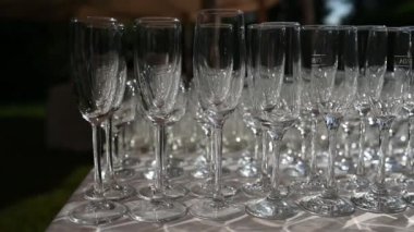 Şölen masasında duran kristal şarap ve şampanya kadehleri.
