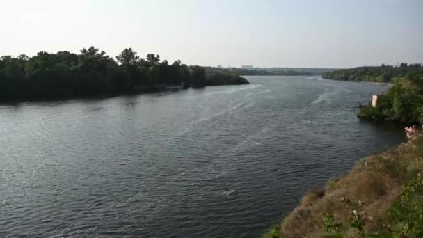 O calmo rio Dnieper flui na Ucrânia. Vista da ilha de Khortytsya — Vídeo de Stock