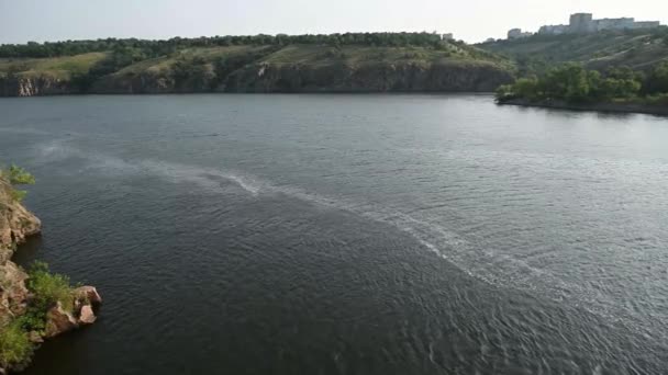 O calmo rio Dnieper flui na Ucrânia. Vista da ilha de Khortytsya — Vídeo de Stock