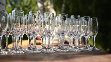 Şölen masasında duran kristal şarap ve şampanya kadehleri.