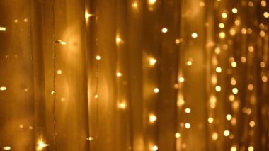 Çelengin ışıkları yanıp sönüyor duvarın içinde