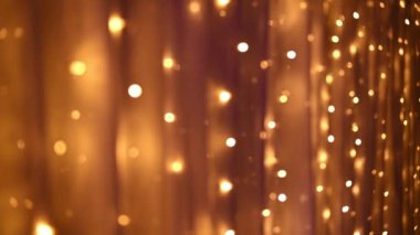 Çelengin ışıkları yanıp sönüyor duvarın içinde