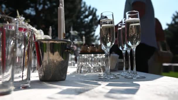 Szklanki stoiska z szampanem na stole bufetowym na zewnątrz — Wideo stockowe
