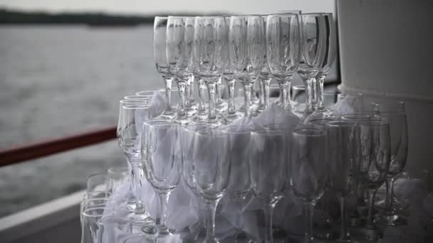 Fartygsfest. En rad kristallglas. Beredning av champagne ur glas — Stockvideo