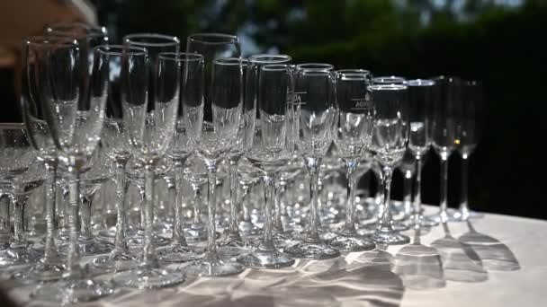 宴会テーブルの上に立つクリスタルワインとシャンパングラスの列 — ストック動画