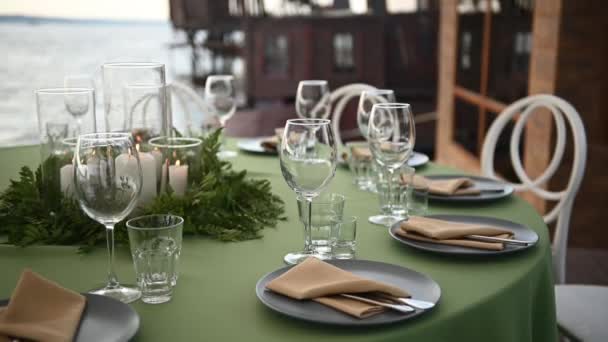 Mesa de banquete ao ar livre configurar servido louça de jantar e prataria. Imagens amplas. — Vídeo de Stock